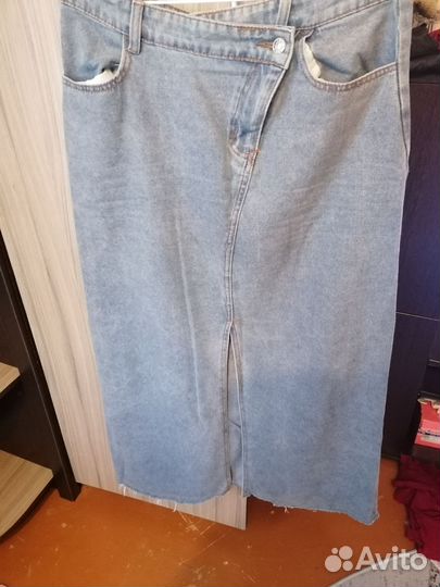 Джинсовая юбка миди с разрезом