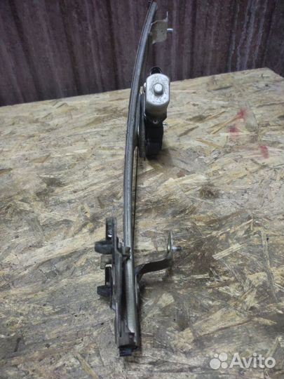 Стеклоподъемник передний правый Renault Sandero