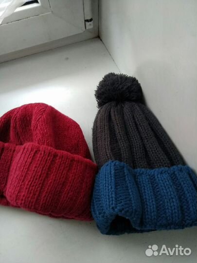 Две шапочки красная велюровая и вязаная с помпоном