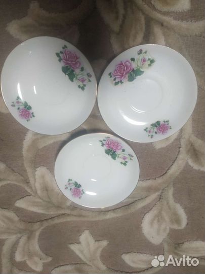 Тарелки, хрустальные рюмки, селедницы