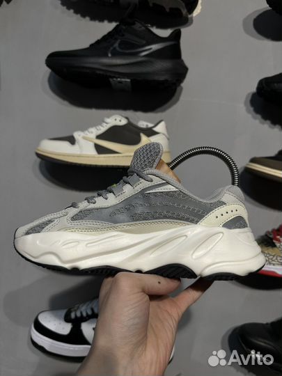 Кроссовки женские Adidas yeezy 700