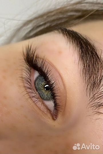 Мастер по наращиванию ресниц