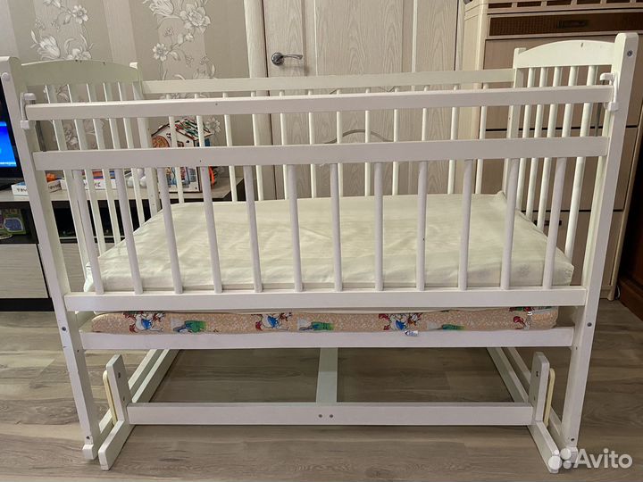 Детская кровать с маятником