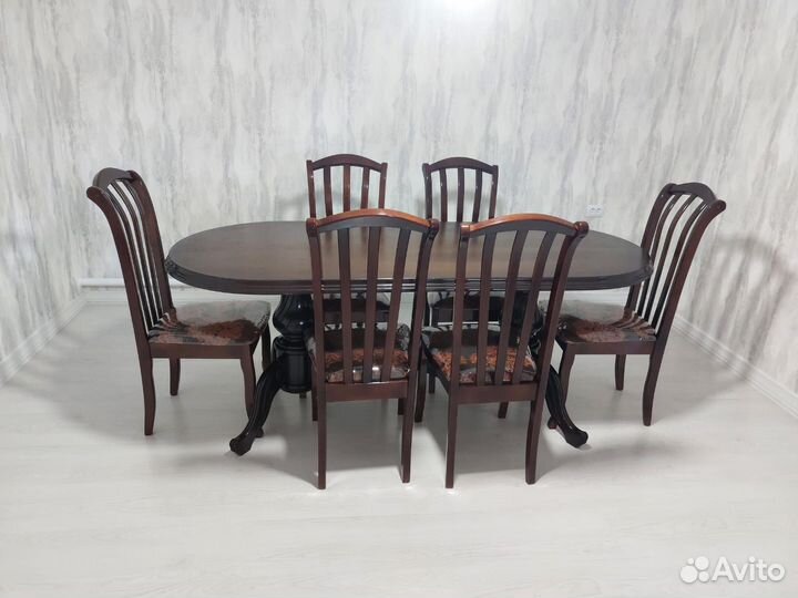 Стол со стульями