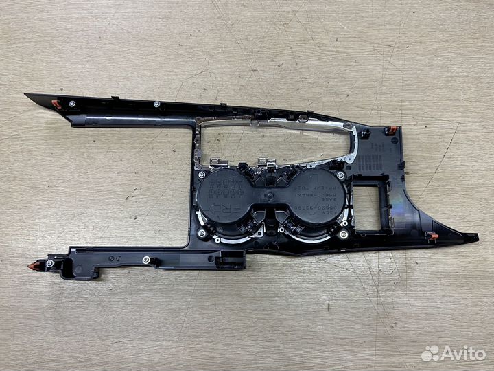 Накладка центральной консоли Toyota Camry 75