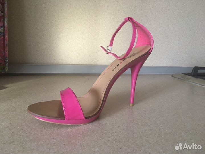 Босоножки новые