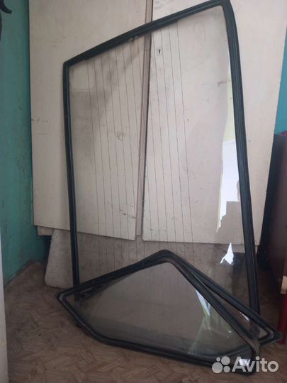Продам стекла на машину 2114 задние маленькие