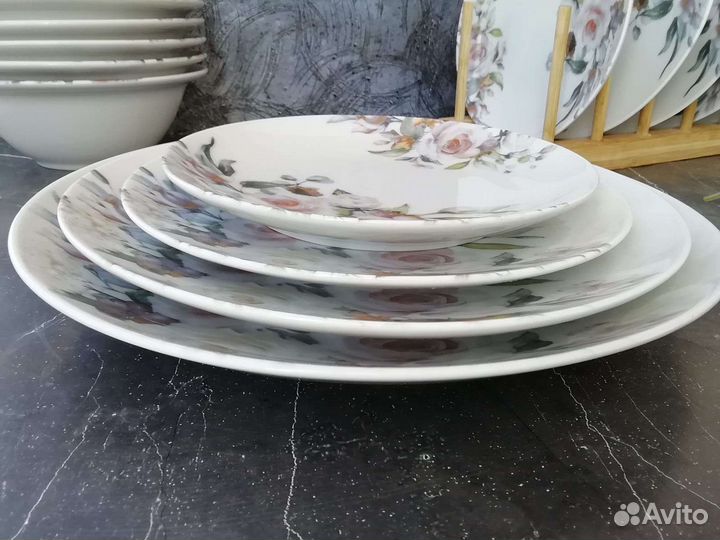 Набор столовой фарфоровой посуды из 42 предметов