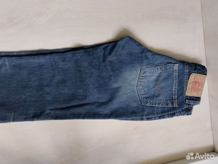Levis 547