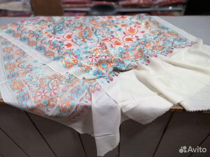 Палантин из тонкой шерсти с вышивкой Индия