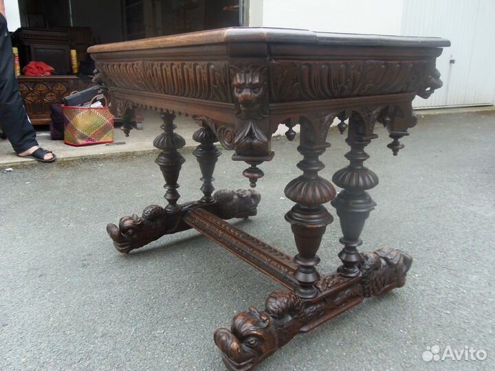 Компьютерный стол с резьбой. Дуб