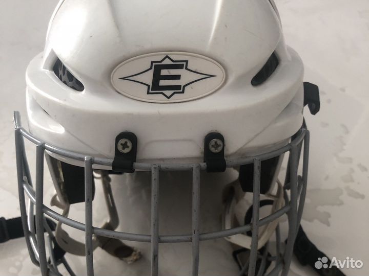 Хоккейный шлем