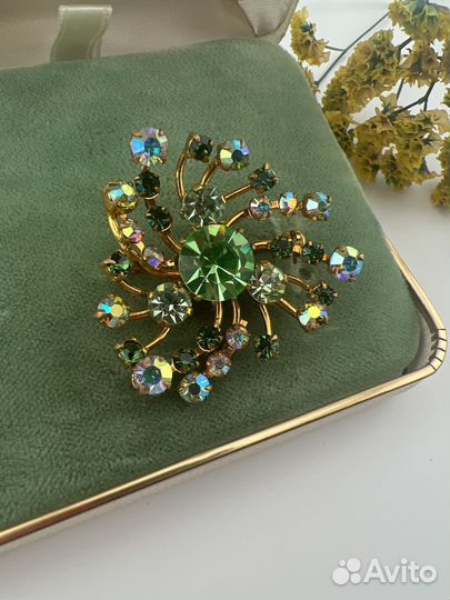 Брошь винтаж Austria изумруд урановое стекло