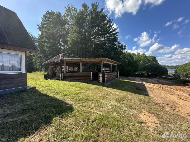 Домик на берегу озера