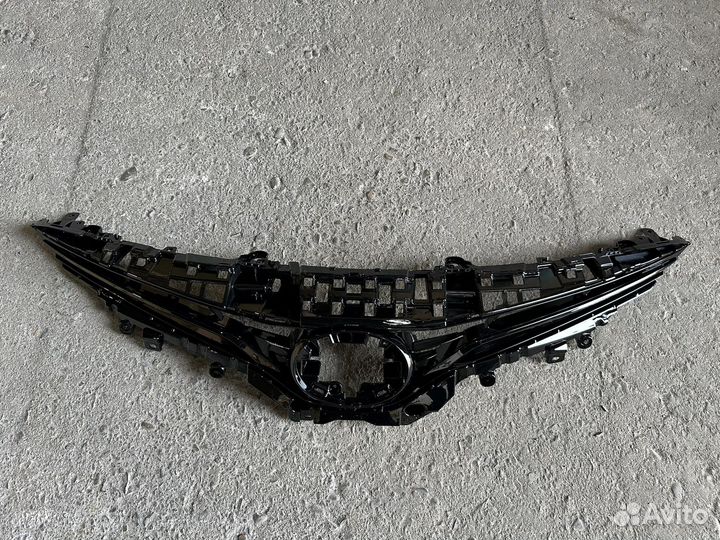 Верхняя решетка на toyota camry 75