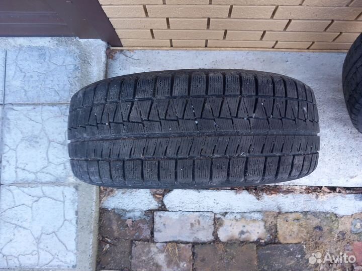 Bridgestone Blizzak Revo GZ 215/45 R17