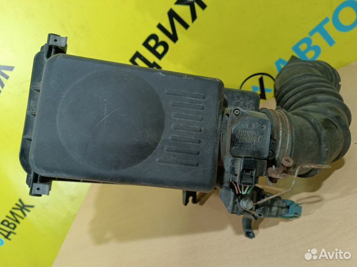 Корпус воздушного фильтра Toyota Isis ZNM10 2zrfae