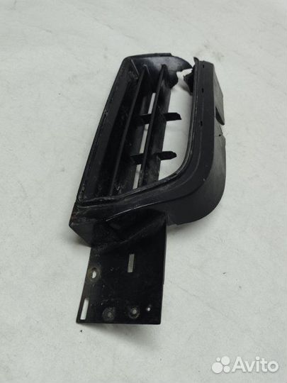 Решетка в бампер передняя правая Mitsubishi