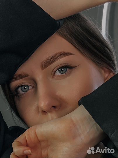 Модель на брови