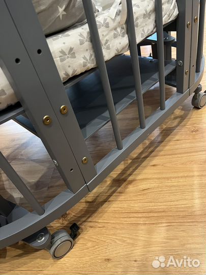 Детская кроватка с маятником