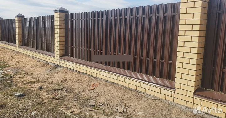 Забор из евроштакетника с кирпичными столбами шаг
