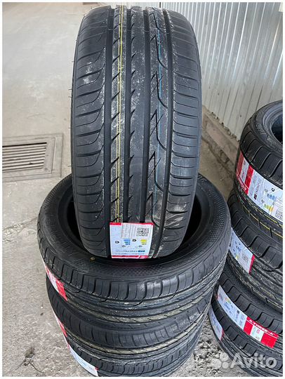 Three-A P606 235/35 R19 91W
