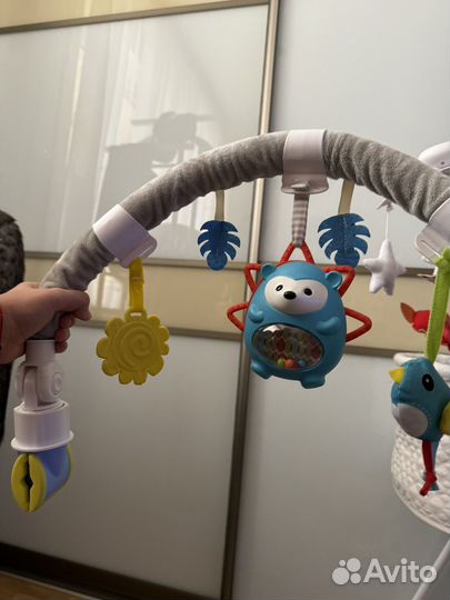 Игровая дуга с игрушками