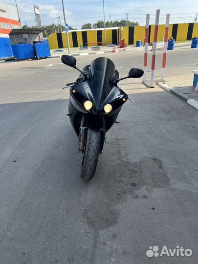 Yamaha R 1