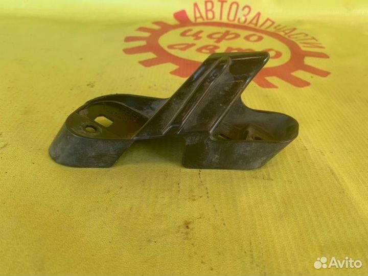 Крепление фары переднее левое Toyota Land Cruiser