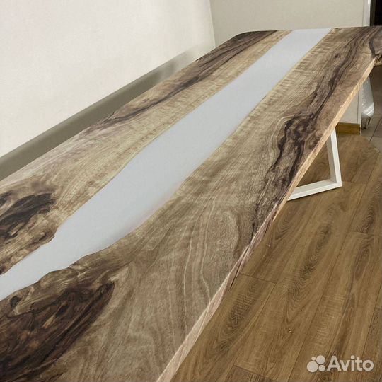 Обеденный стол 'Maximum Boot'