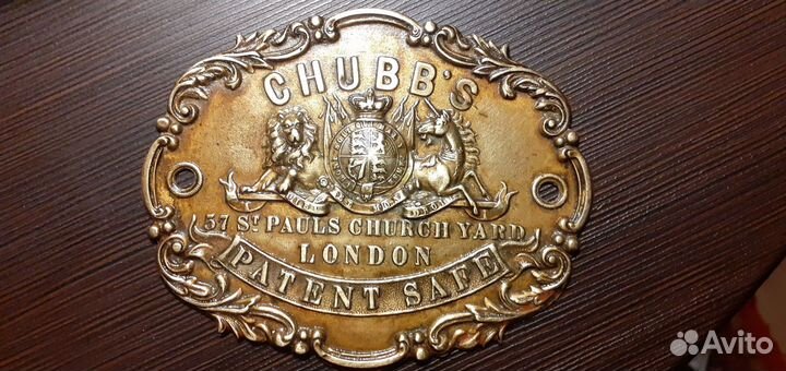 Антикварная табличка с бронированной двери сейфа