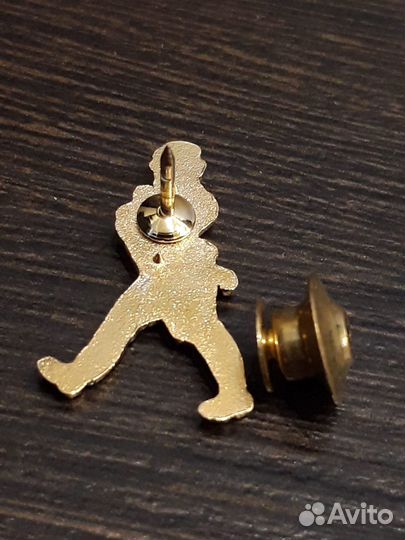 Значки Johnnie Walker и Русский Алкоголь