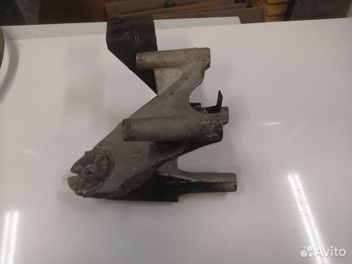 Кронштейн двигателя Фол таурег 2.5 tdi 7L