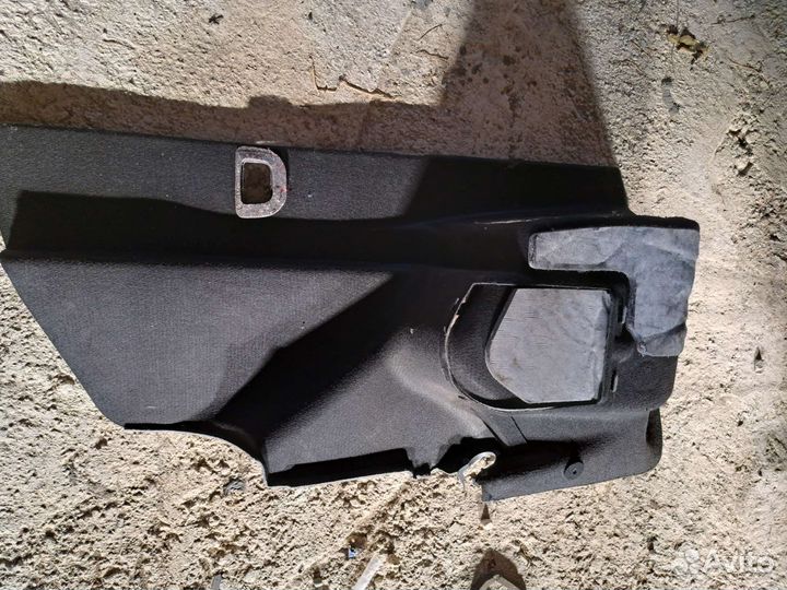 Обшивка багажника правая BMW F01