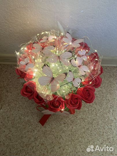 Букет из бабочек с мыльными розами