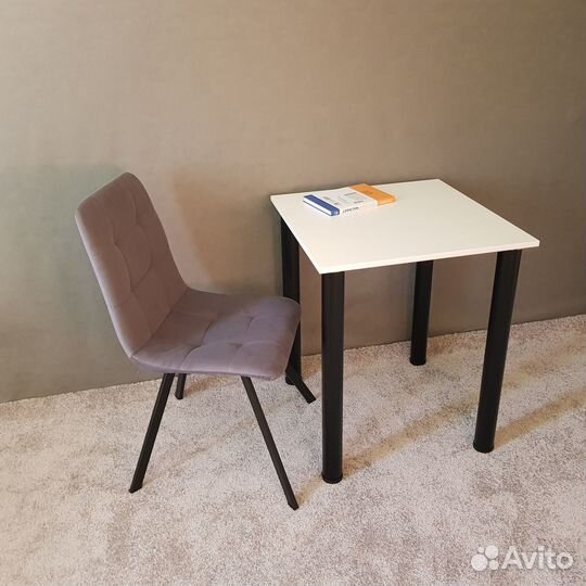 Письменный стол Белый 60*60 см. Черные ножки