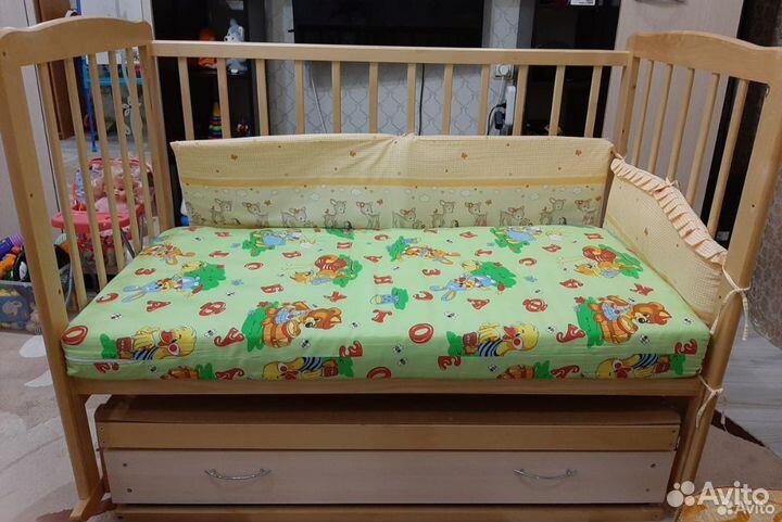Кроватка детская с маятником и матрасом