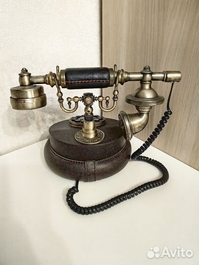 Старинный телефон стационарный ретро