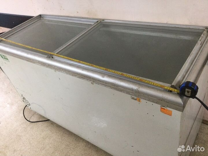 Холодильная витрина и морозильник