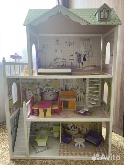 Большой кукольный домик с мебелью
