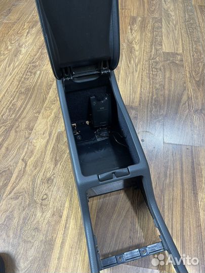 Подлокотник на мерседес 210