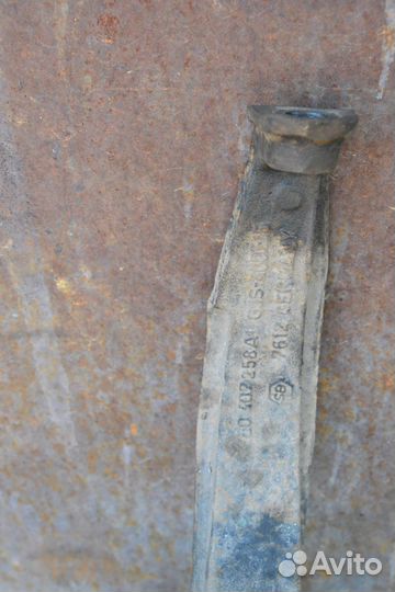 Volkswagen Touareg 1 кулак правый передний