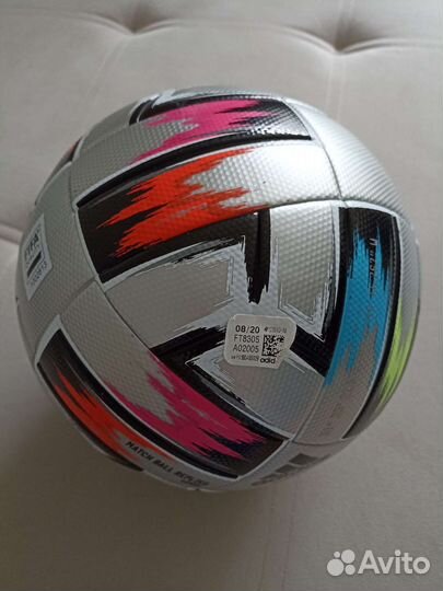 Футбольный мяч adidas uniforia