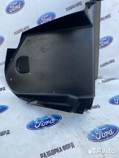 Дефлектор радиатора передний правый Ford Focus 2