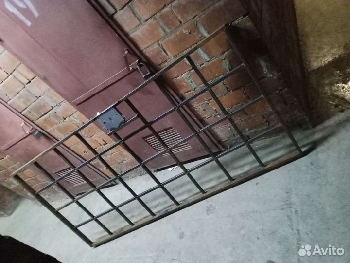 Перегородка подъездная, дверь с замком