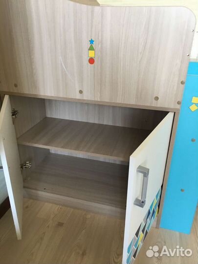 Детская кровать чердак со столом и шкафом