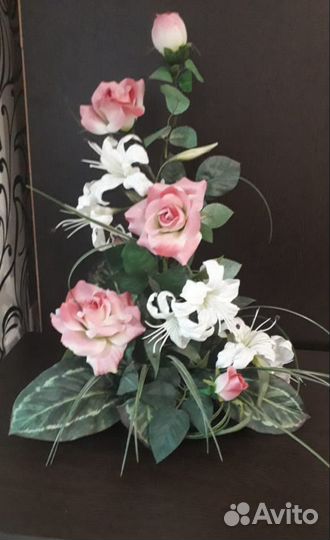 Композиция из искусственных цветов