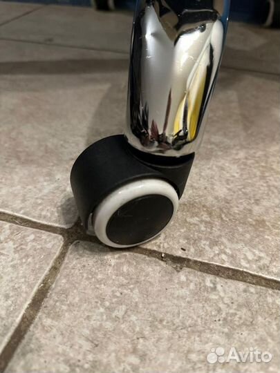 Компьютерное кресло бежевое