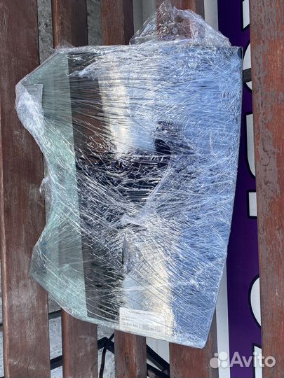 Стекло заднее левое