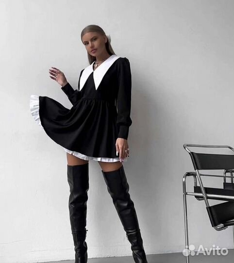 Платье с белым воротником